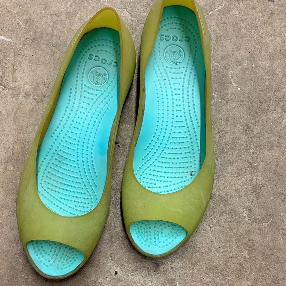 CROCS Carlie peep toe Women's Olive‎ Peep Toe Flats